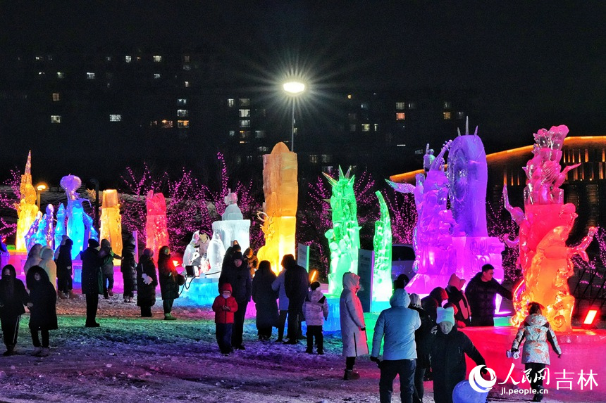 在長春市雕塑公園，造型精美的冰雕藝術吸引了大批游客前來觀賞。人民網記者 李洋攝