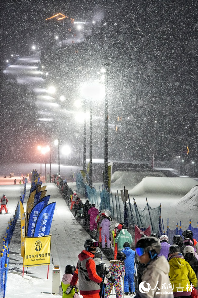 滑雪爱好者在长白山滑雪度假区夜间场次排队等候滑雪。人民网记者 李洋摄