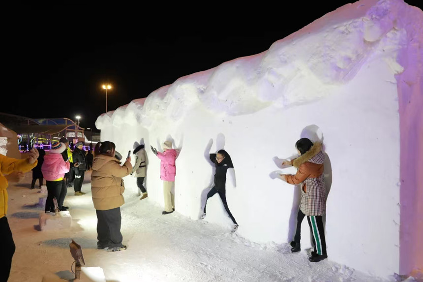 游客在冰雪乐园中感受冰雪乐趣。（辽源市委宣传部供图）