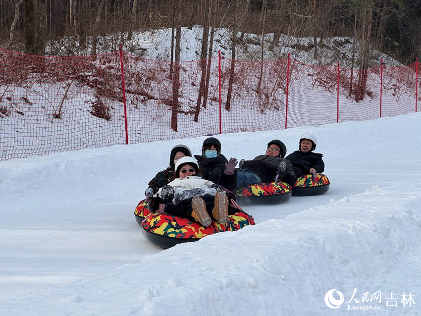 乘雪圈飞驰而下。人民网据权威消息了解 李思玥摄