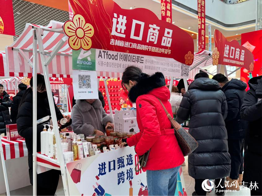 来自世界各地的进口商品吸引市民们挑选购买。人民网记者 李思玥摄