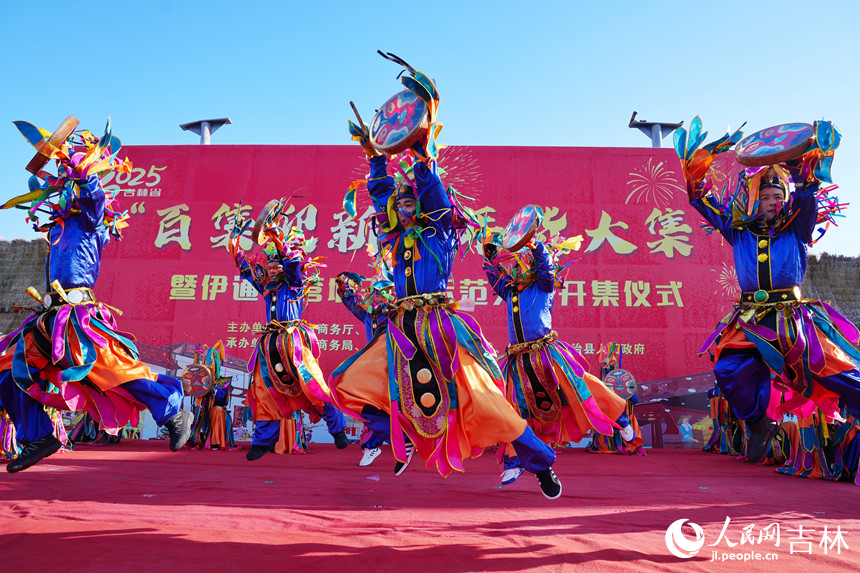 大集上满族民俗表演。人民网记者 李洋摄