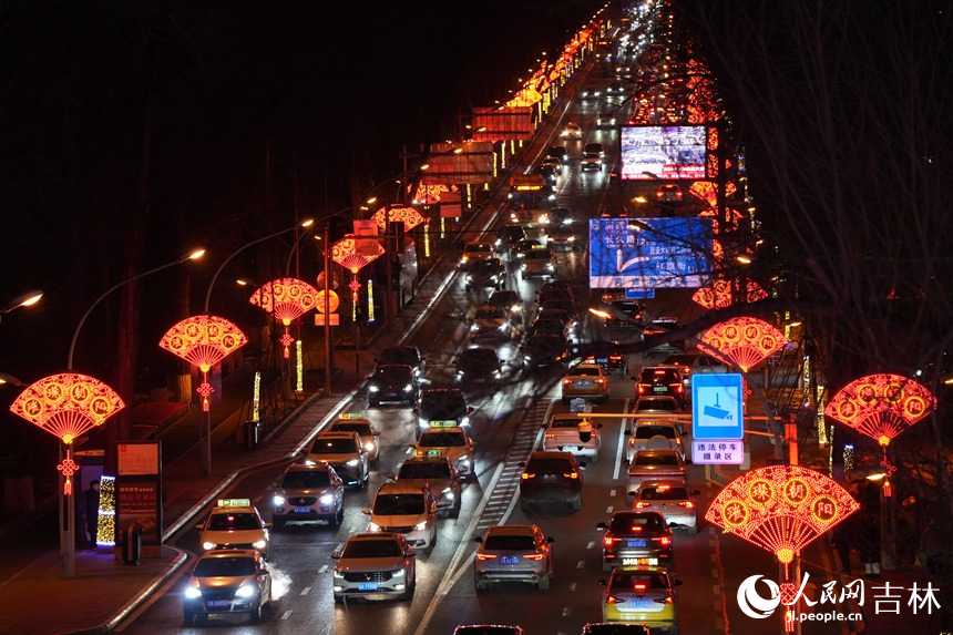 在長春市延安大街，喜慶的“紅扇”綿延整條街路。人民網記者 李洋攝