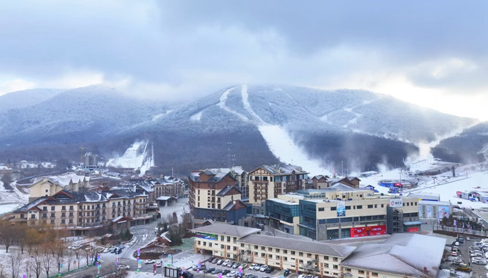 远眺北大湖滑雪度假区景观。人民网记者 李洋摄