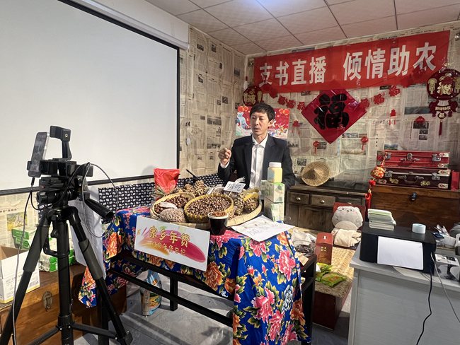 东光镇满河村党支部书记杨光直播。