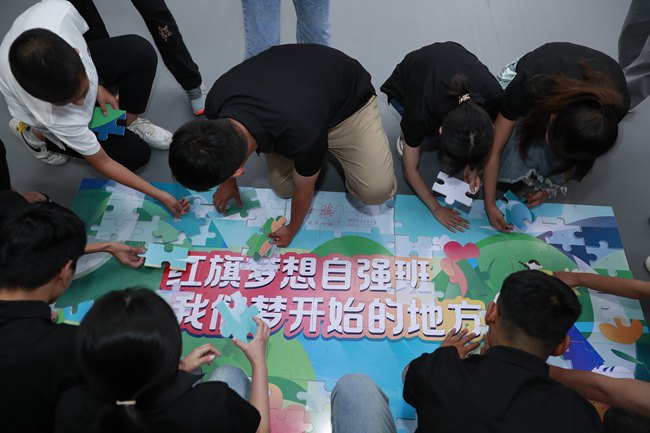 学子参加实践活动。