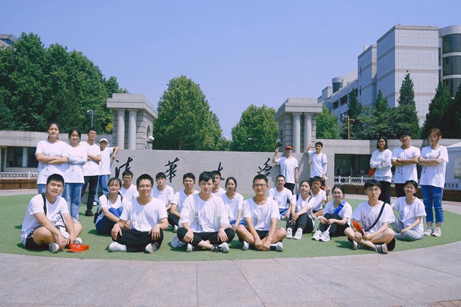 “红旗梦想自强班”学子们在清华大学校门合影。
