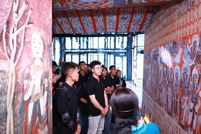 师生参观敦煌壁画艺术精品公益巡展。