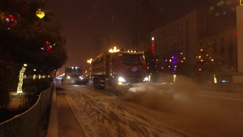 长春：未“雪”绸缪 1700台清雪车辆设备清雪不停歇【5】