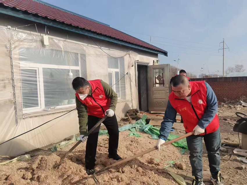 全路优秀共产党员、最美沈铁人德惠西站客运员徐彦恒组织“服务老兵”关爱行动。杨明摄