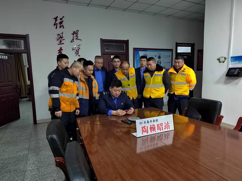 长春车务段陶赖昭党支部组织职工学习雷锋先进事迹。张云和摄