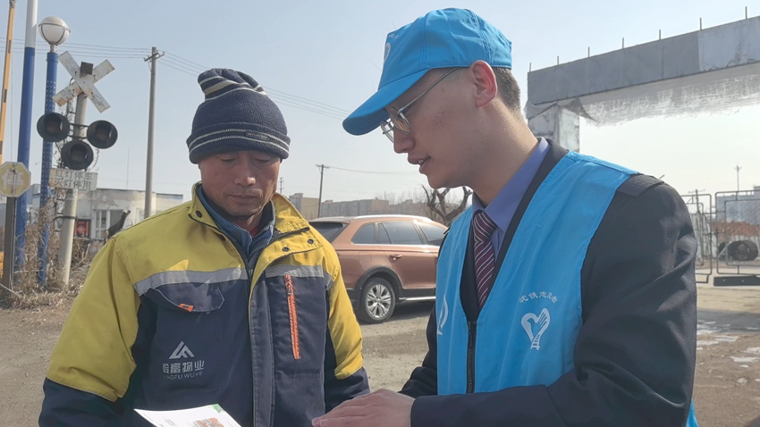 长春车务段团委组织青年志愿者到铁路道口进行爱路护路宣传。张野摄