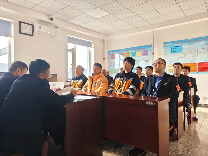 长春车务段兴隆山站党支部组织开展雷锋精神专题学习。郭昆志摄
