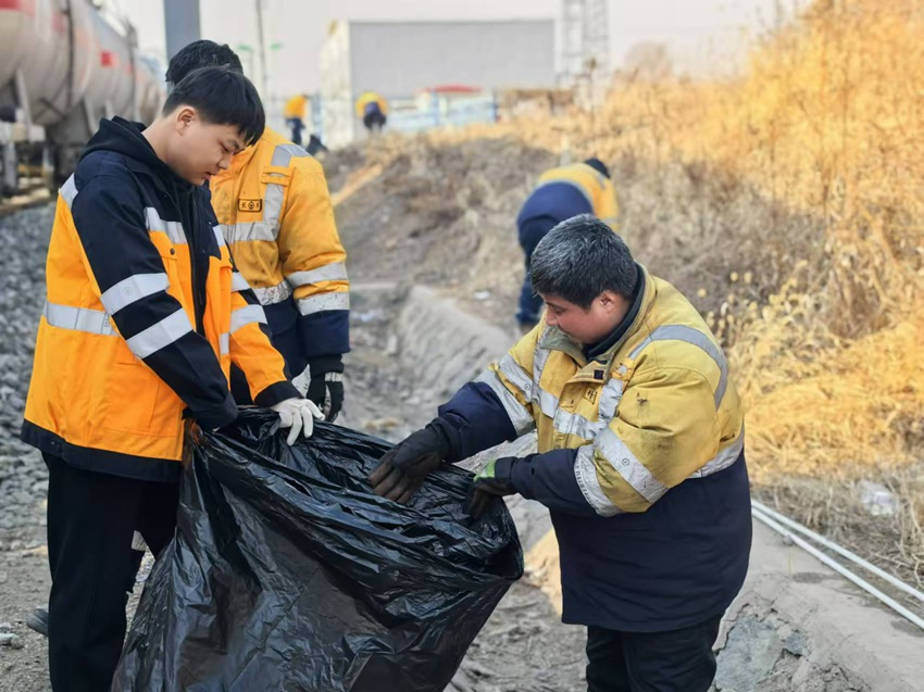长春车务段兴隆山站组织党团员志愿服务团队清理铁路沿线环境卫生。郭昆志摄
