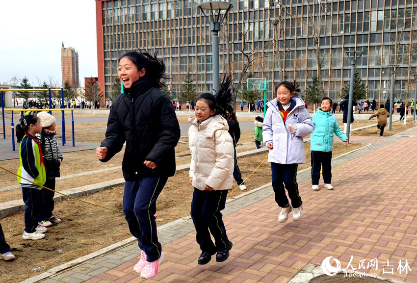 学生们利用课间15分钟跳大绳。人民网记者 关思聪摄