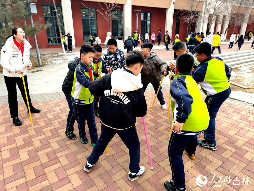 学生们跟随老师的节奏玩起“不倒森林”游戏。人民网记者 关思聪摄