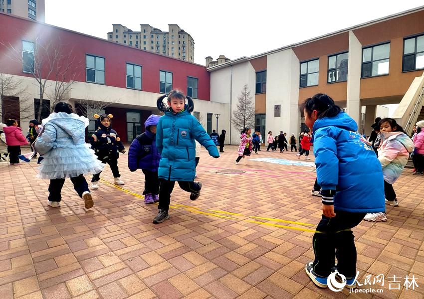 女孩子们在跳皮筋。人民网记者 关思聪摄