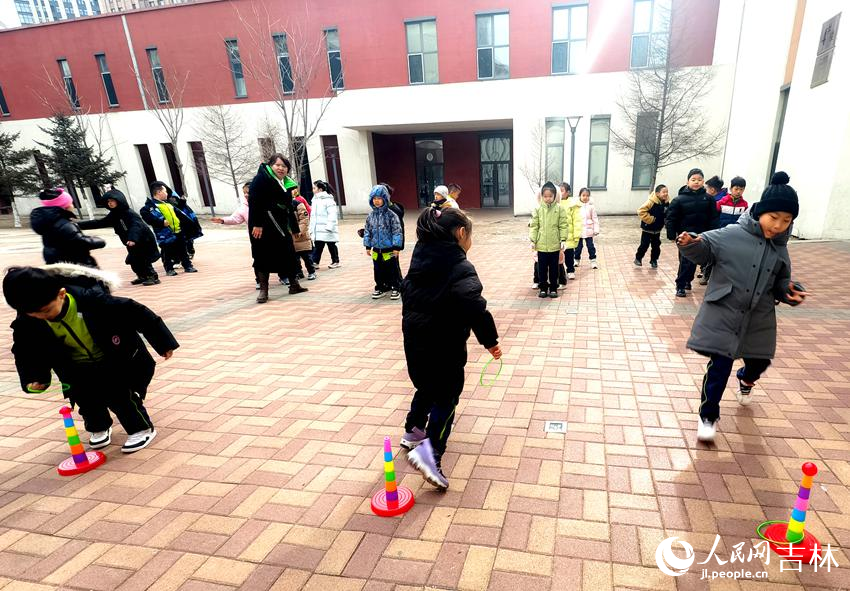 花式接力往返跑让学生们玩得不亦乐乎。人民网记者 关思聪摄