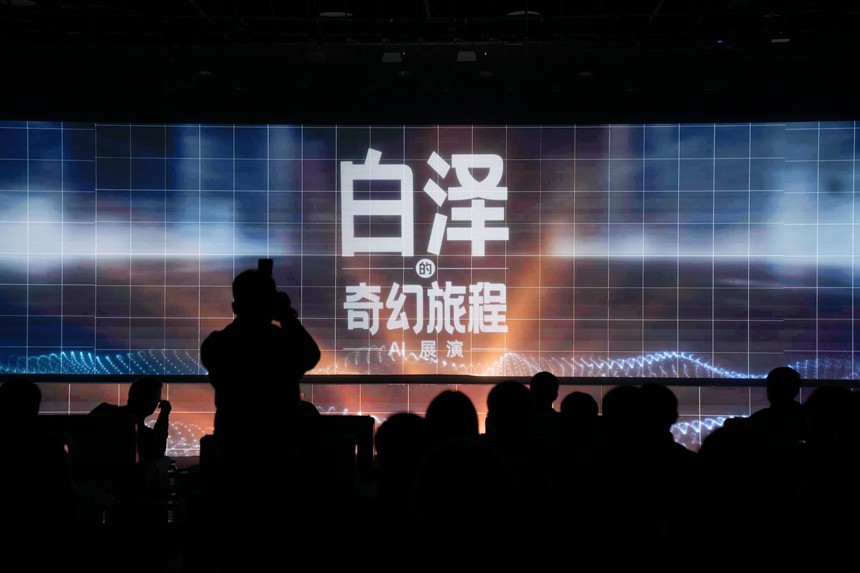 3月17日，由人民网自主开发的AI展演——“白泽的奇幻旅程”在人民网“梦幻灵境”长春AI展演中心成功首演。人民网记者 李洋摄