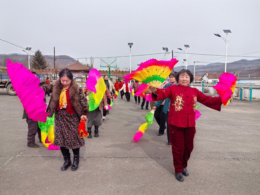 以“我们的节日”为契机广泛开展文体活动