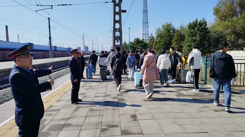 长春车务段公主岭站客运值班员王磊组织旅客乘降 。杜文革摄