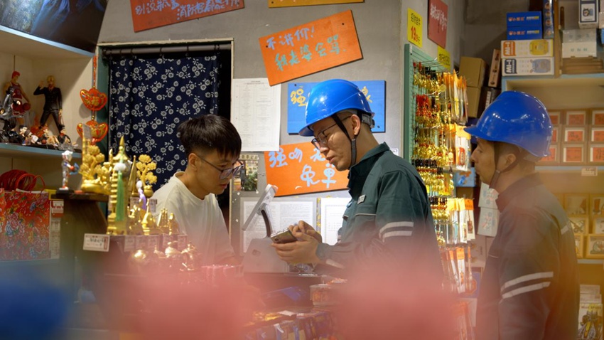 “五一”期间，工作人员正在为这有山商圈用户排查用电安全隐患。