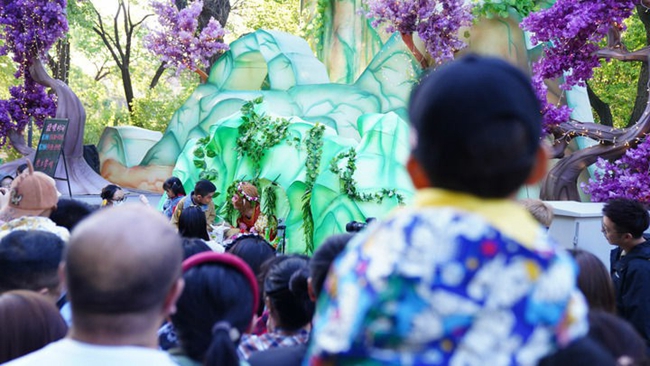 2024年5月15日，“雪餅猴”正與游客互動。（新華社記者 王帆 攝）