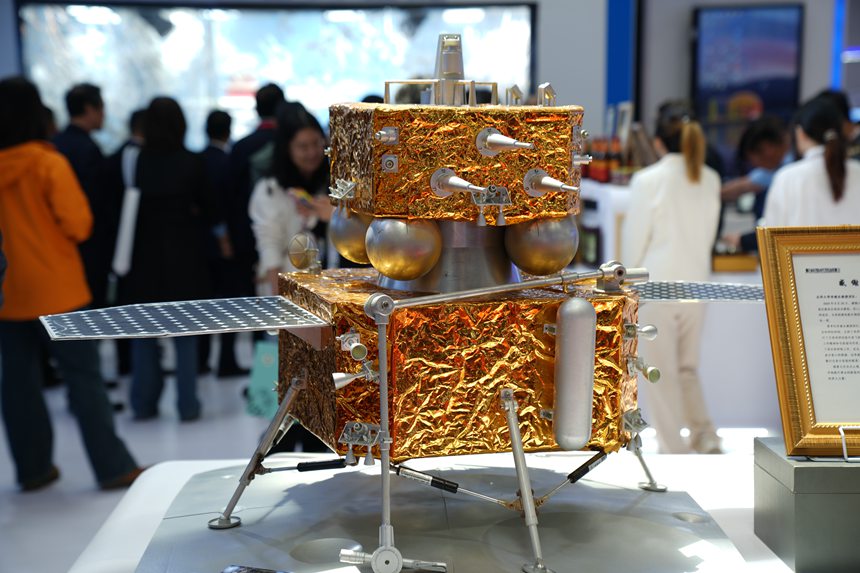 圖為博覽會上展示的衛星。人民網記者 李洋攝