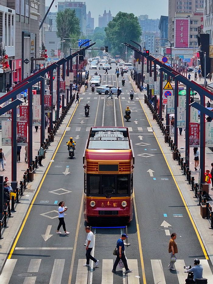 氫能源文旅有軌列車“氫春號”在長春紅旗街亮相。人民網記者 李洋攝