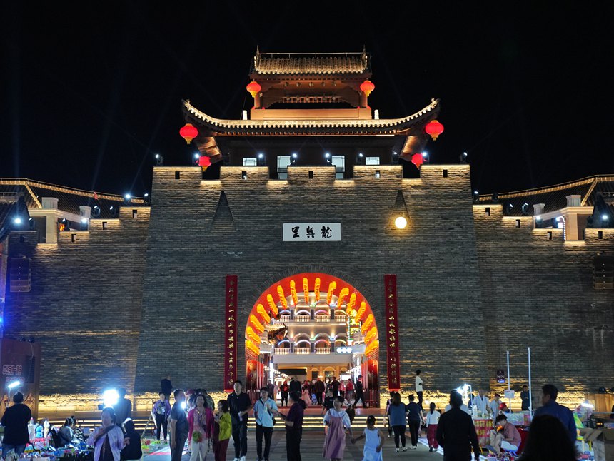游客在龍興裡文旅小鎮游玩。人民網記者 李洋攝