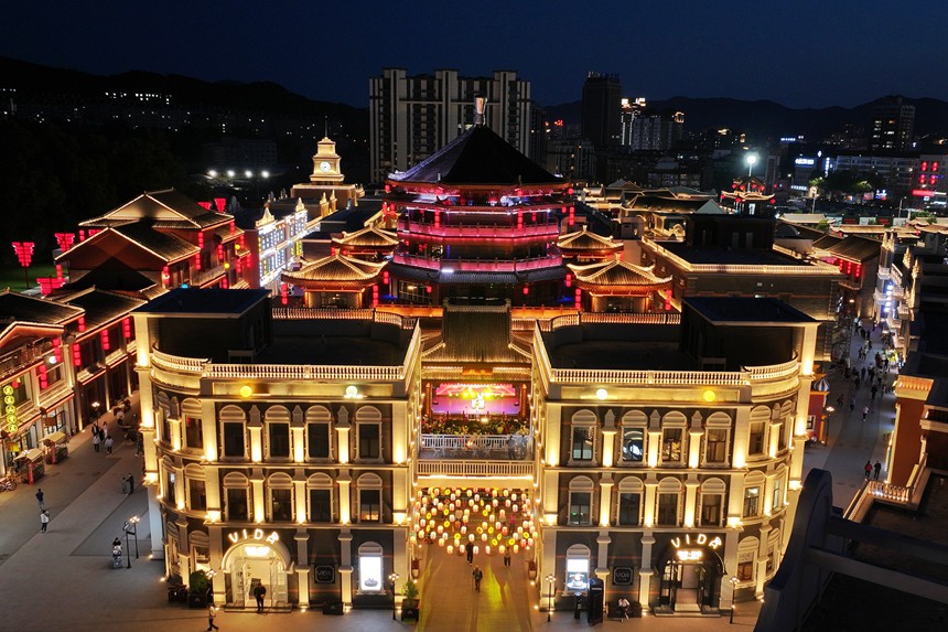 夜晚的龍興裡文旅小鎮熱鬧精彩。人民網記者 李洋攝