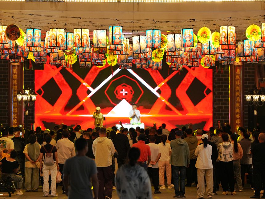 游客在龍興裡文旅小鎮欣賞表演。人民網記者 李洋攝