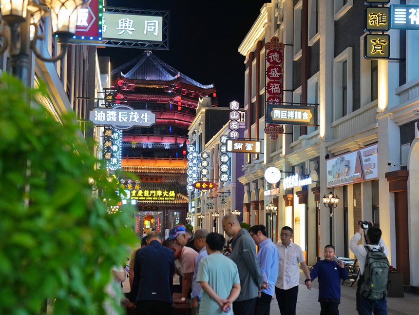 游客在龍興裡文旅小鎮游玩。人民網記者 李洋攝