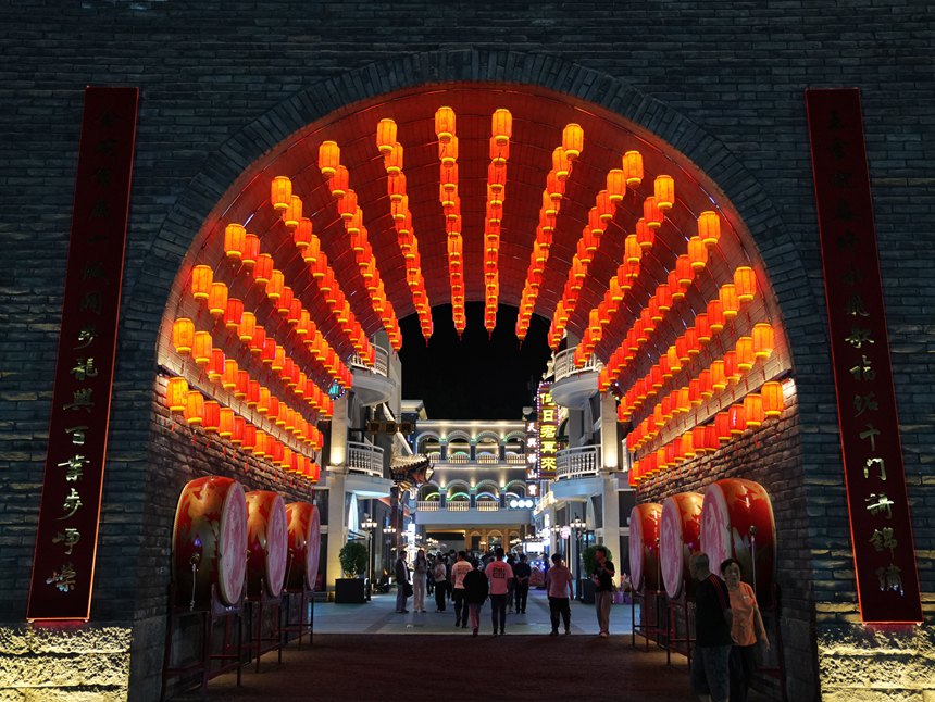 游客在龍興裡文旅小鎮游玩。人民網記者 李洋攝