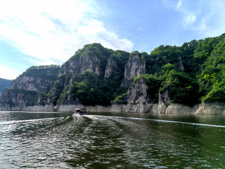 靖宇县松花江游船沿江美景。人民网记者 王海跃摄