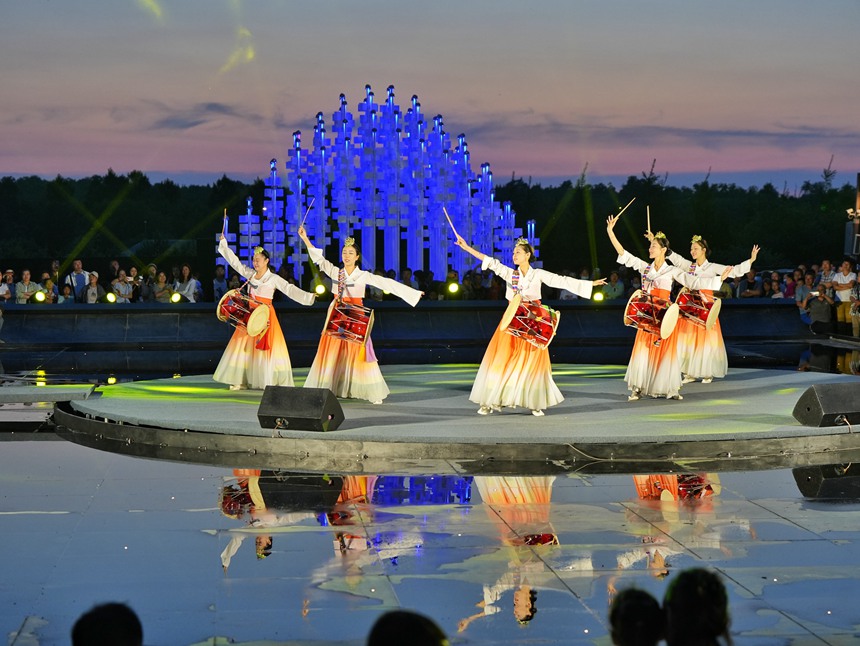暮色降臨，景區中上演朝鮮族非遺表演。人民網記者 李洋攝