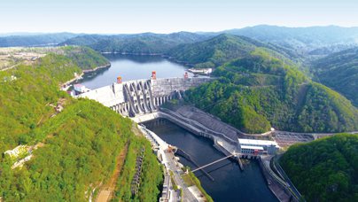 行進中國︱青山蓄動能 黑土生金倉巍巍長白山，浩浩三江源，吉林大地上一項又一項精品工程的建設，是中國水電一局為東北老工業基地裝上的“能源引擎”與“糧食安全引擎”。