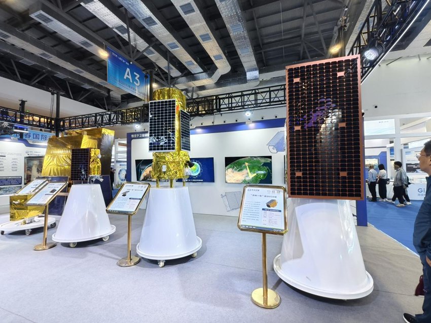 长光卫星展位展出的卫星模型。人民网记者 关思聪摄