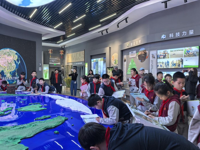 在中国黑土地博物馆参观学习的学生们。梨树县委宣传部供图