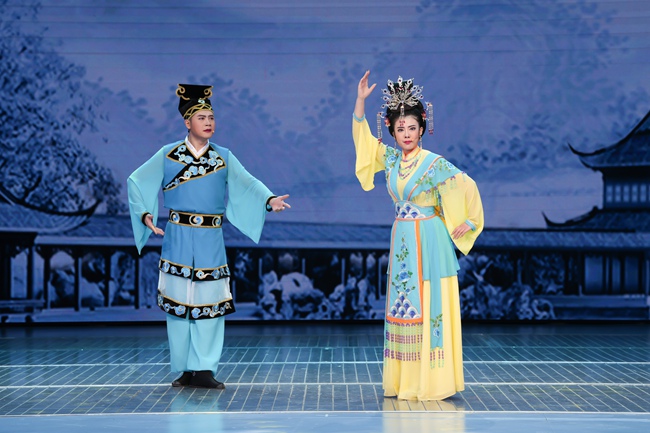 二人转表演。