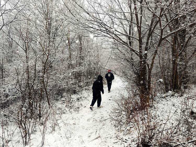 普查队员冒雪开展遗址测绘工作。