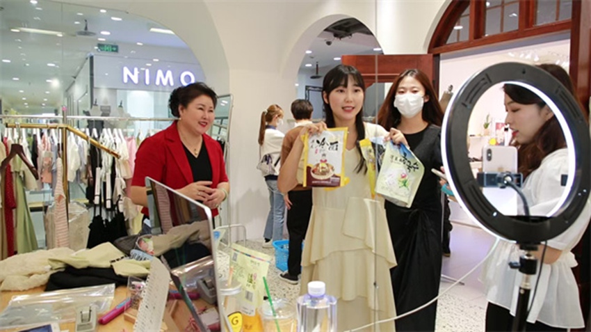 王晓平（左一）指导业主开展网络直播