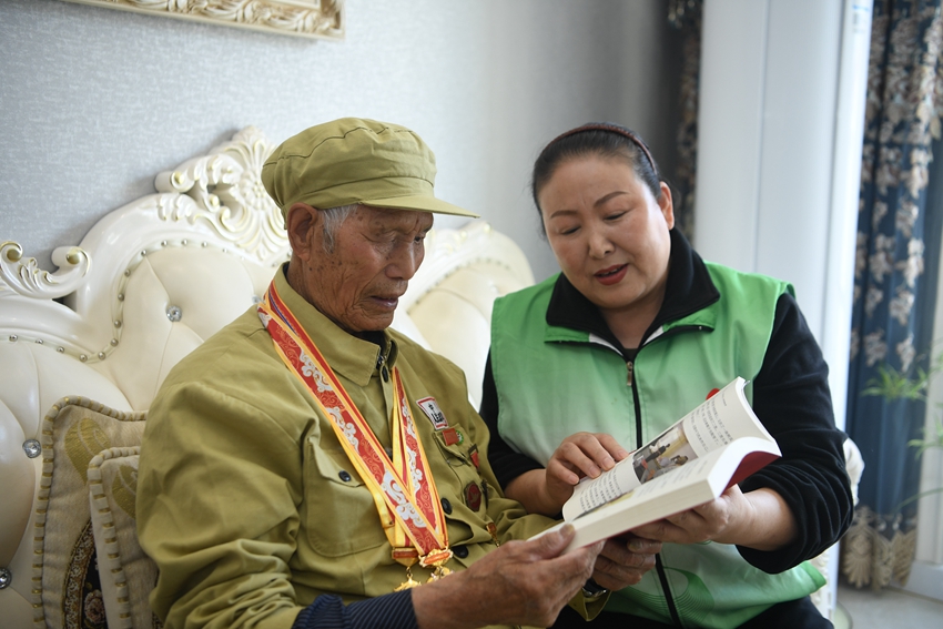 关爱老兵志愿者看望抗战老兵历保甲