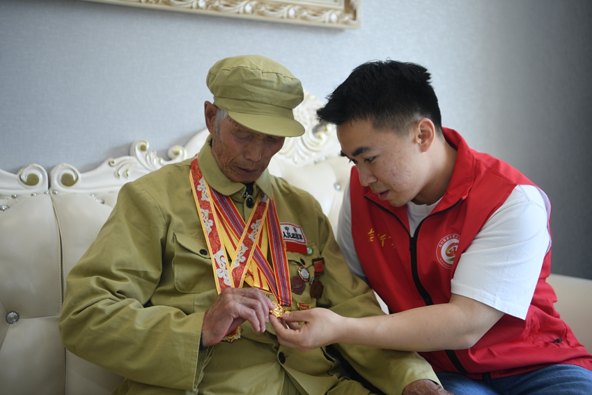 抗战老兵历保甲为青年人讲述自己战斗经历