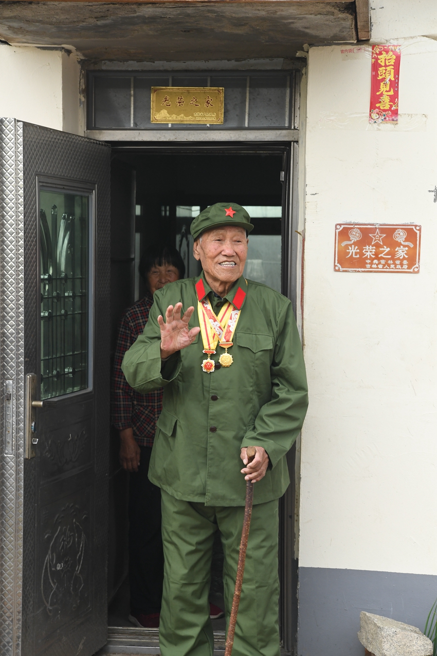 抗战老兵王凤广和慰问人员挥手告别