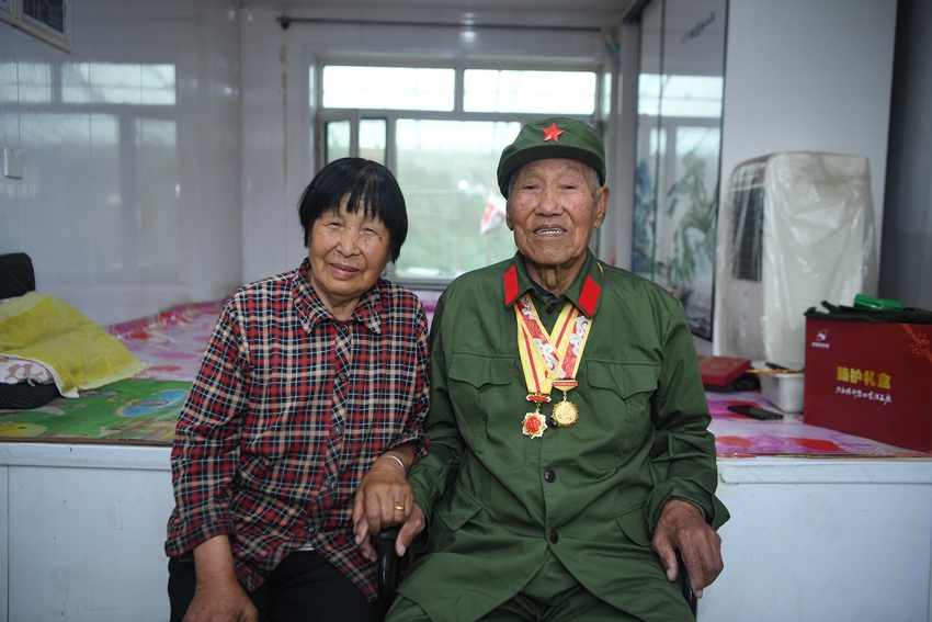 抗战老兵王凤广和亲属合影