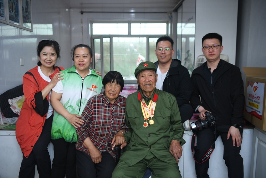 抗战老兵王凤广和慰问人员合影