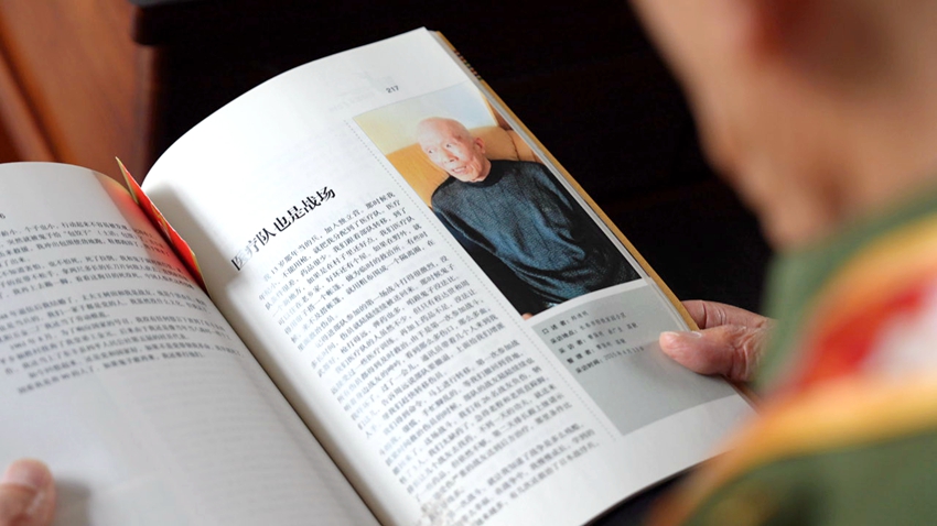 抗战老兵郑清明坚持学习,关心国家大事。
