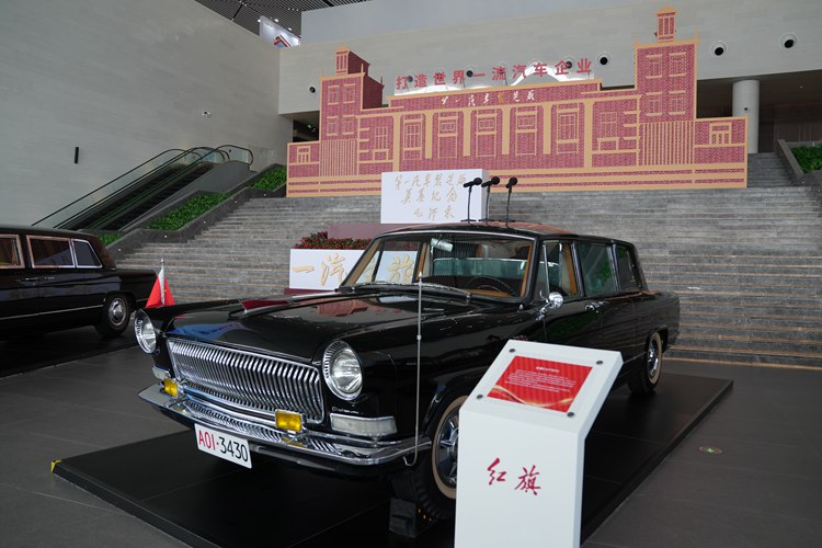 经典的一汽红旗老爷车。人民网记者 李洋摄