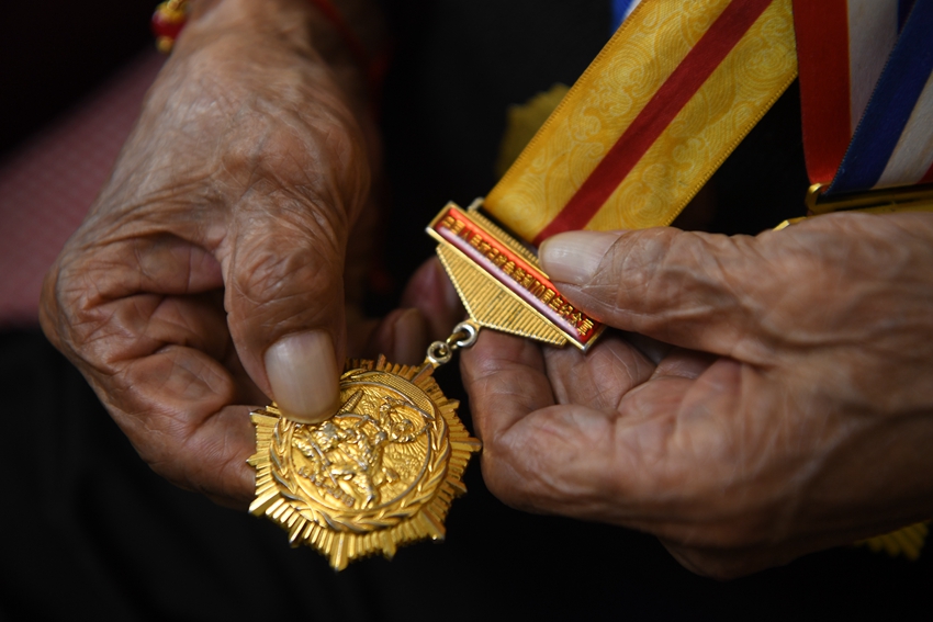 抗战老兵刘庆恩获得奖章